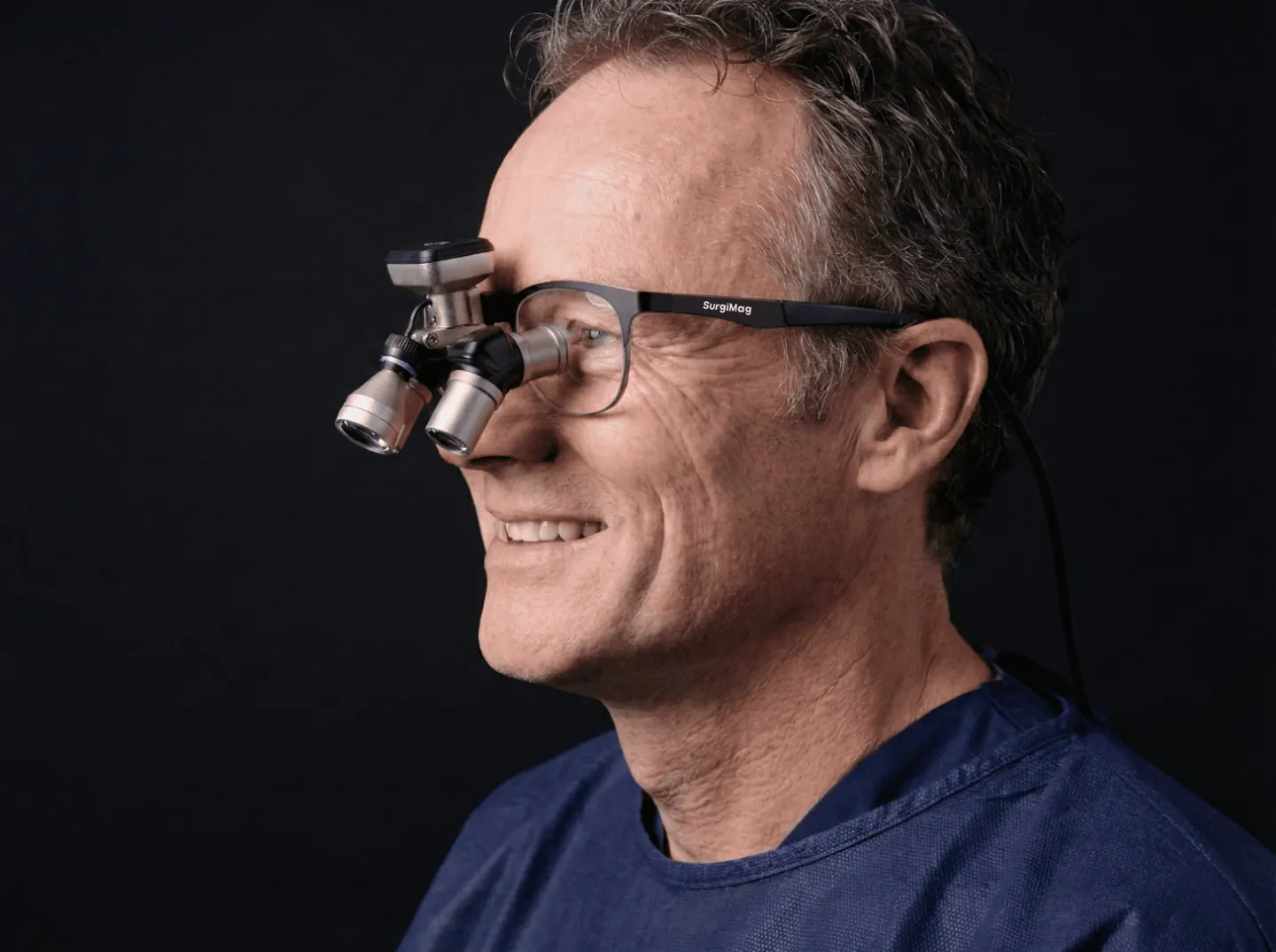 Person med PentaMag og Maestro LED på mørk bakgrunn